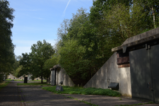 852034 Gezicht op de munitiebunkers van het voormalige munitiedepot van de NAVO op het terrein van de vliegbasis Soesterberg.